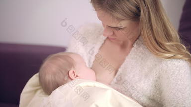 妈妈。喂养婴儿首页妈妈乳房喂养蹒跚学步的妈妈。护理概念